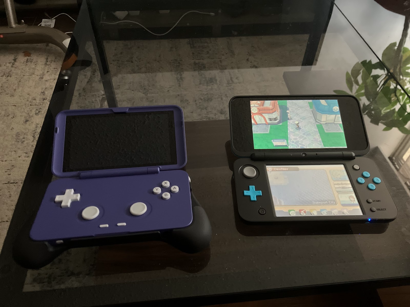 The Retroid Pocket Flip next to the Nintendo 2DSXL